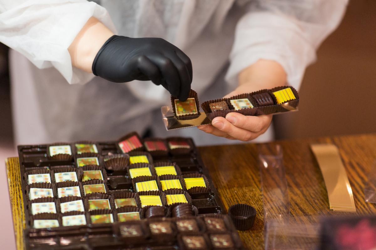 Konfekcjonowanie słodyczy dla firm to pracochłonny proce pakowania, który wymaga dużo staranności.